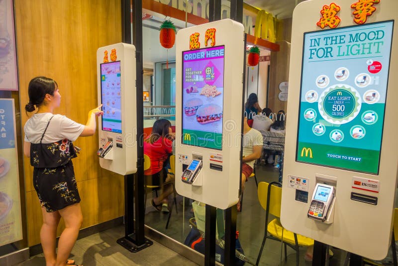 ΣΙΓΚΑΠΟΎΡΗ, ΣΙΓΚΑΠΟΎΡΗ - 1 ΦΕΒΡΟΥΑΡΊΟΥ 2018: Περίπτερα αυτοεξυπηρετήσεων στο εστιατόριο McDonald ` s στη Σιγκαπούρη Το McDonald `