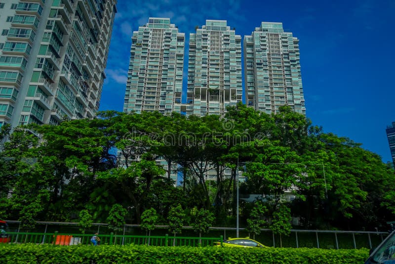 ΣΙΓΚΑΠΟΎΡΗ, ΣΙΓΚΑΠΟΎΡΗ - 1 ΦΕΒΡΟΥΑΡΊΟΥ 2018: Υπαίθρια άποψη των κτηρίων διαμερισμάτων στη Σιγκαπούρη πίσω της δέσμης των δέντρων