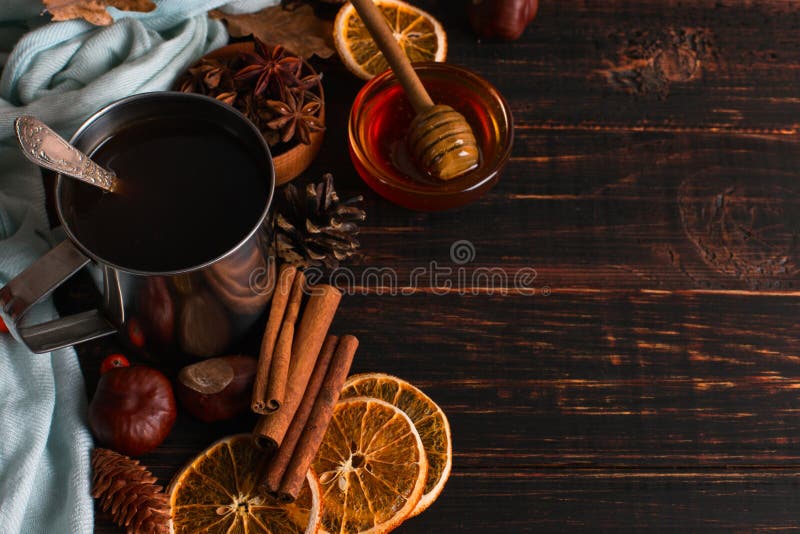 Σιδερένια κούπα με μαύρο καφέ, μέλι, μπαχαρικά, σε φόντο κασκόλ, ξηρά φύλλα σε ξύλινο τραπέζι Φθινοπωρινή διάθεση, ζεστό ποτό στοκ φωτογραφία Σιδερένια κούπα με μαύρο καφέ, μέλι, μπαχαρικά, σε φόντο κασκόλ, ξηρά φύλλα σε ξύλινο τραπέζι Φθινοπωρινή διάθεση, ζεστό ποτό στοκ φωτογραφία