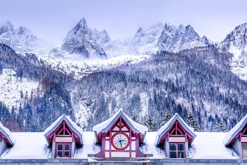 Σιδηροδρομικός σταθμός Chamonix, Γαλλία και κορυφές βουνών στοκ εικόνες