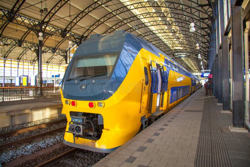 Σιδηροδρομικός σταθμός Άμστερνταμ Centraal ΑΜΣΤΕΡΝΤΑΜ, ΤΟ NETHELANDS στοκ εικόνα με δικαίωμα ελεύθερης χρήσης Σιδηροδρομικός σταθμός Άμστερνταμ Centraal ΑΜΣΤΕΡΝΤΑΜ, ΤΟ NETHELANDS στοκ εικόνα με δικαίωμα ελεύθερης χρήσης