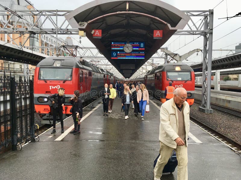 Σιδηροδρομικός σταθμός Μοσκόβσκι στην Αγία Πετρούπολη στοκ εικόνα με δικαίωμα ελεύθερης χρήσης Σιδηροδρομικός σταθμός Μοσκόβσκι στην Αγία Πετρούπολη στοκ εικόνα με δικαίωμα ελεύθερης χρήσης