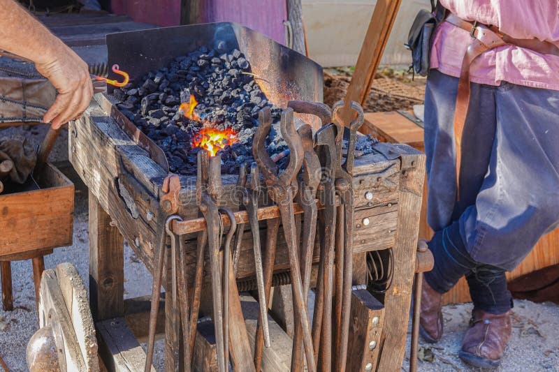 Σιδηρουργός που εργάζεται σε παλιό σιδηρουργείο. στοκ φωτογραφίες με δικαίωμα ελεύθερης χρήσης