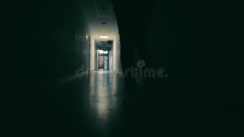 σιλουέτα των γυναικείων ποδιών που είναι μέλος σε σκοτεινό διάδρομο. γυναίκα πηγαίνει σε μια ανοιχτή συνάντηση στο τέλος του διαδρ φιλμ μικρού μήκους
