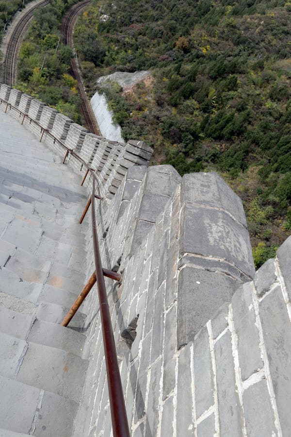 Σινικό Τείχος της Κίνας, βόρεια του Πεκίνου. Άποψη ένα από τα πιό φυσικά τμήματα του Σινικού Τείχους της Κίνας, βόρεια του Πεκίνου