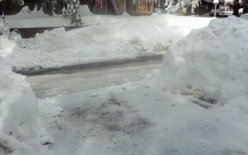 Σκάβω Από Το Βαθύ Χιόνι, Καθαρίζω Το Δρόμο Της Μεμβράνης στοκ εικόνες Σκάβω Από Το Βαθύ Χιόνι, Καθαρίζω Το Δρόμο Της Μεμβράνης στοκ εικόνες