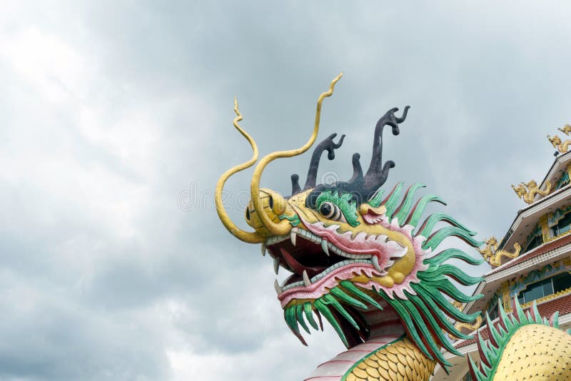 Σκάλα δράκων στην είσοδο Wat Huay Pla Kung στην επαρχία Chiang Rai, Ταϊλάνδη στοκ φωτογραφία με δικαίωμα ελεύθερης χρήσης Σκάλα δράκων στην είσοδο Wat Huay Pla Kung στην επαρχία Chiang Rai, Ταϊλάνδη στοκ φωτογραφία με δικαίωμα ελεύθερης χρήσης