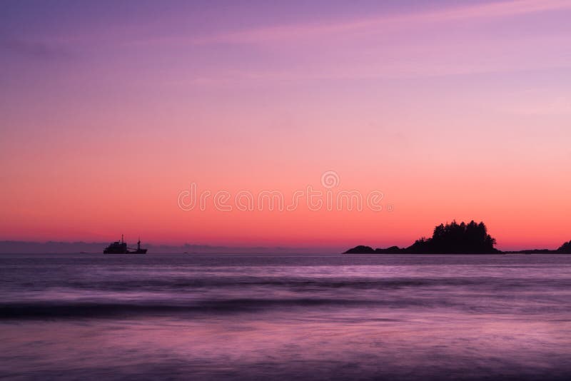 Σκάφος πέρα από τον ωκεανό στο ηλιοβασίλεμα, στην παραλία Tofino, Καναδάς