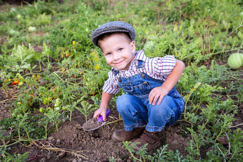 Σκάψιμο μικρών παιδιών στον κήπο
