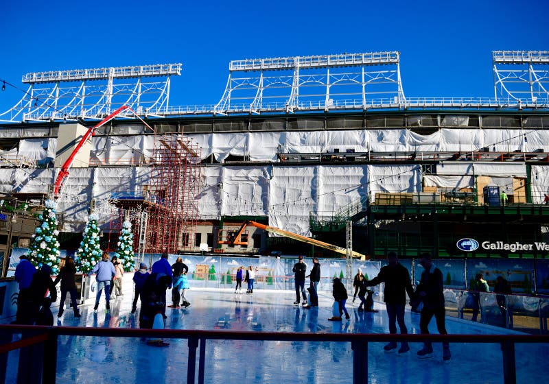 Σκέιτερ πάγου στον τομέα Wrigley στοκ φωτογραφία με δικαίωμα ελεύθερης χρήσης Σκέιτερ πάγου στον τομέα Wrigley στοκ φωτογραφία με δικαίωμα ελεύθερης χρήσης
