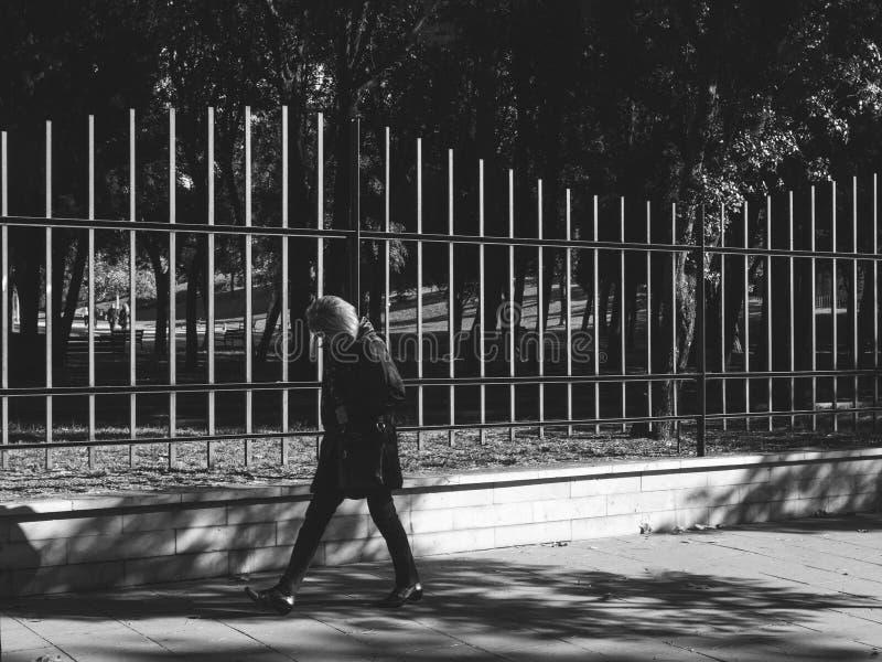 Σκεπτική γυναίκα που περπατά κοντά Parc de Λα Ciutadella προστατευτικό στοκ εικόνες Σκεπτική γυναίκα που περπατά κοντά Parc de Λα Ciutadella προστατευτικό στοκ εικόνες