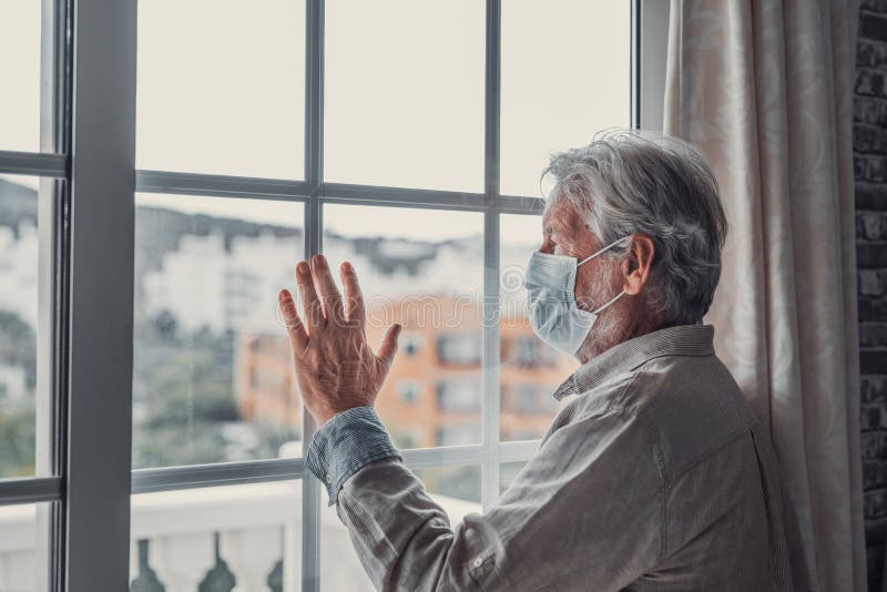 σκεπτόμενος μελετημένος καταθλιπτικός γέρος κοιτάζοντας έξω από το παράθυρο με ελπίδα σκεπτόμενος τον αποκλεισμό επιχειρήσεων, μελ στοκ εικόνες