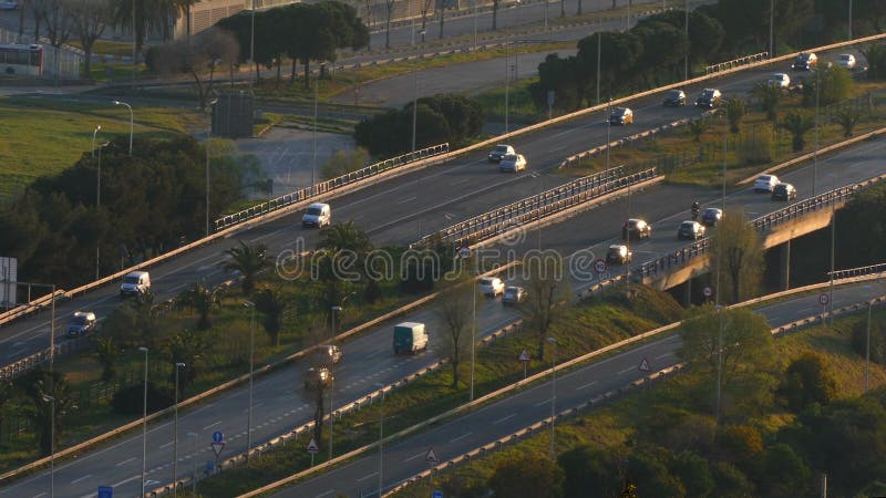 Σκηνή και δρόμος κυκλοφορίας στο ηλιοβασίλεμα εναέρια όψη