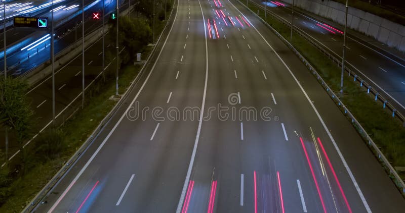 Σκηνή νύχτας της κυκλοφορίας και των δρόμων Χρονικό σφάλμα - μακροχρόνια έκθεση - 4K (8)