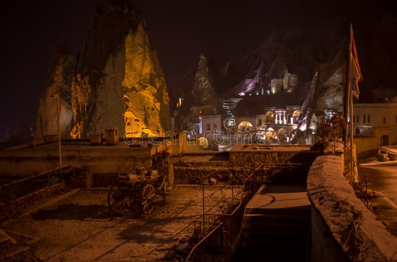 Σκηνή νύχτας του Uchisar Castle σε Cappadocia Φωτισμένη άποψη του διάσημου χωριού Uchisar, περιοχή Nevsehir στοκ εικόνες με δικαίωμα ελεύθερης χρήσης Σκηνή νύχτας του Uchisar Castle σε Cappadocia Φωτισμένη άποψη του διάσημου χωριού Uchisar, περιοχή Nevsehir στοκ εικόνες με δικαίωμα ελεύθερης χρήσης