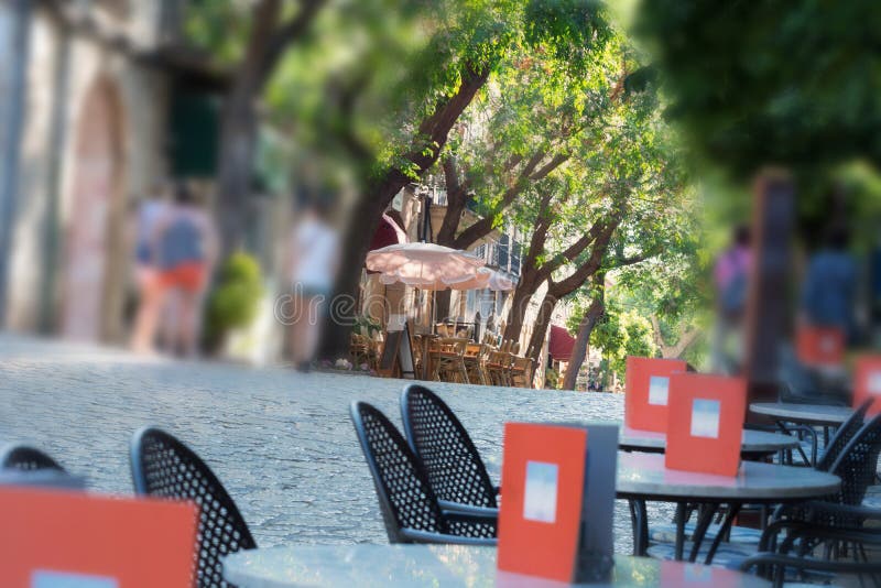 Σκηνή οδών Valldemossa με το εστιατόριο, τους καφέδες και τα καταστήματα στοκ εικόνες με δικαίωμα ελεύθερης χρήσης Σκηνή οδών Valldemossa με το εστιατόριο, τους καφέδες και τα καταστήματα στοκ εικόνες με δικαίωμα ελεύθερης χρήσης
