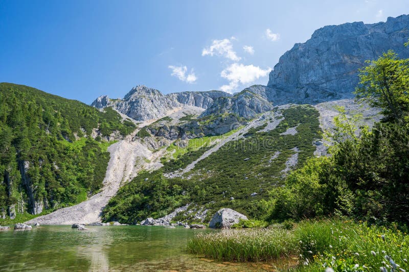 Σκηνικό ορεινό τοπίο με καθαρή λίμνη στοκ εικόνες