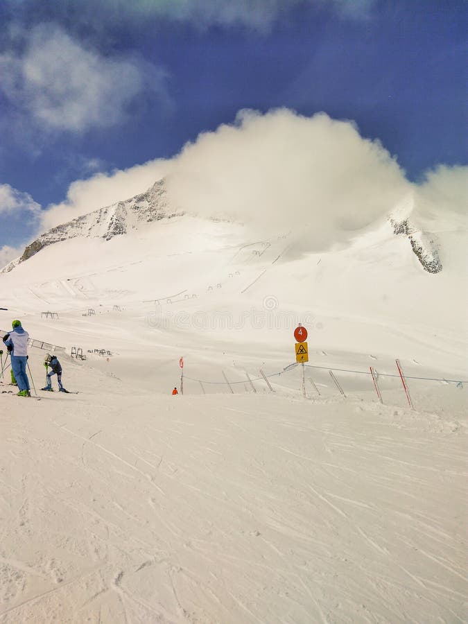 Σκιέρ στην κλίση και ανελκυστήρας σε HinterTux, Αυστρία στοκ εικόνα Σκιέρ στην κλίση και ανελκυστήρας σε HinterTux, Αυστρία στοκ εικόνα