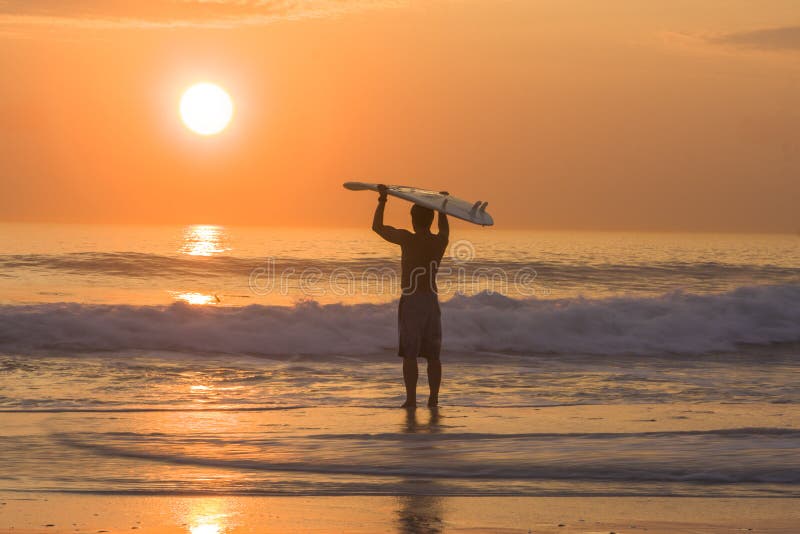 Σκιαγραφία Longboard surfer στο χρυσό ηλιοβασίλεμα στοκ φωτογραφίες