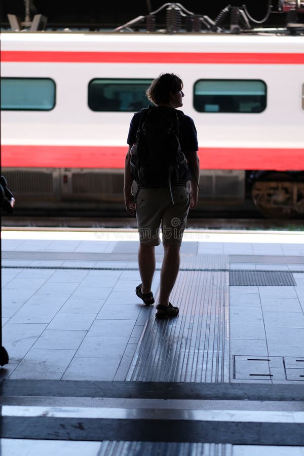 Σκιαγραφία ενός ατόμου που στέκεται στην πλατφόρμα σταθμών στοκ εικόνες