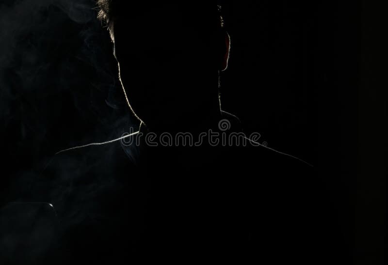 Σκιαγραφία ενός ατόμου σε ένα σκοτάδι στοκ φωτογραφίες