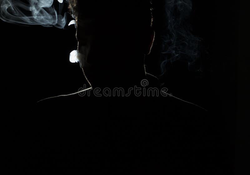 Σκιαγραφία ενός ατόμου σε ένα σκοτάδι στοκ φωτογραφία με δικαίωμα ελεύθερης χρήσης