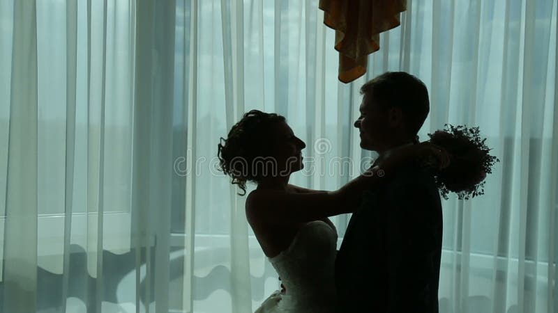 Σκιαγραφία ενός ζεύγους Newlywed απόθεμα βίντεο