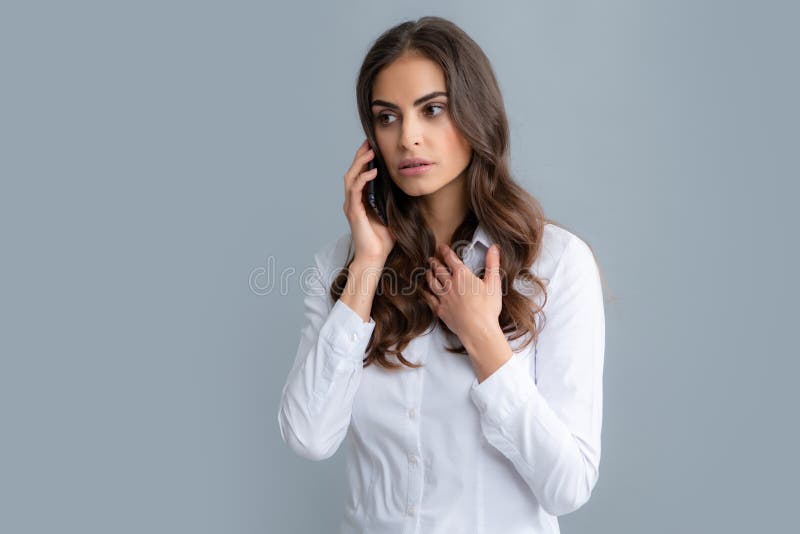 σοβαρή γυναίκα με έξυπνο τηλέφωνο. νεαρή γυναίκα με κινητό. επιχειρηματίας με smartphone σε γκρι φόντο. στοκ εικόνες με δικαίωμα ελεύθερης χρήσης