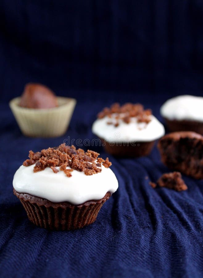 Σοκολάτα cupcakes με την κρέμα στοκ εικόνα με δικαίωμα ελεύθερης χρήσης Σοκολάτα cupcakes με την κρέμα στοκ εικόνα με δικαίωμα ελεύθερης χρήσης
