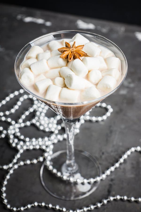 Σοκολάτα martini με τα καρυκεύματα και marshmallow στο αγροτικό υπόβαθρο στοκ φωτογραφία με δικαίωμα ελεύθερης χρήσης Σοκολάτα martini με τα καρυκεύματα και marshmallow στο αγροτικό υπόβαθρο στοκ φωτογραφία με δικαίωμα ελεύθερης χρήσης