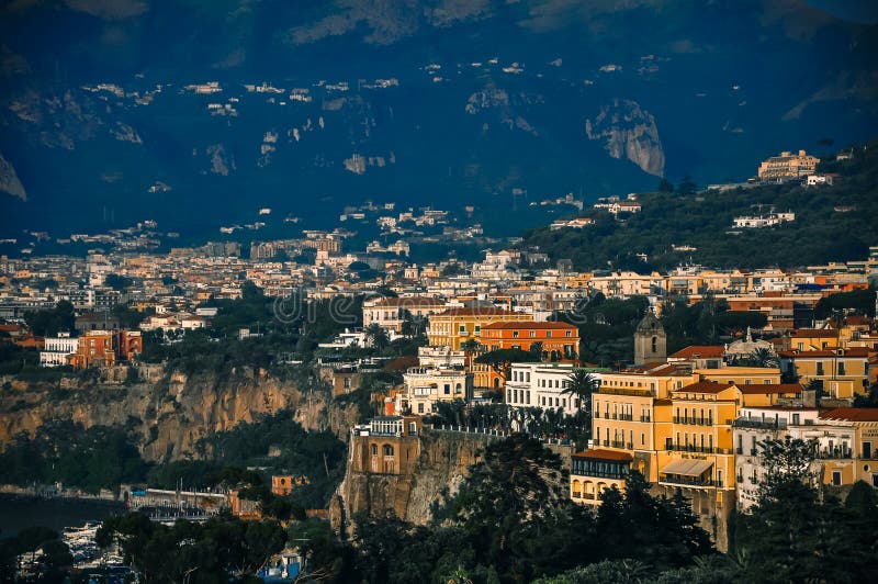 Σορέντο, όμορφη θέα, παλιά ηλιοβασίλεμα Ιταλία στοκ φωτογραφία με δικαίωμα ελεύθερης χρήσης Σορέντο, όμορφη θέα, παλιά ηλιοβασίλεμα Ιταλία στοκ φωτογραφία με δικαίωμα ελεύθερης χρήσης