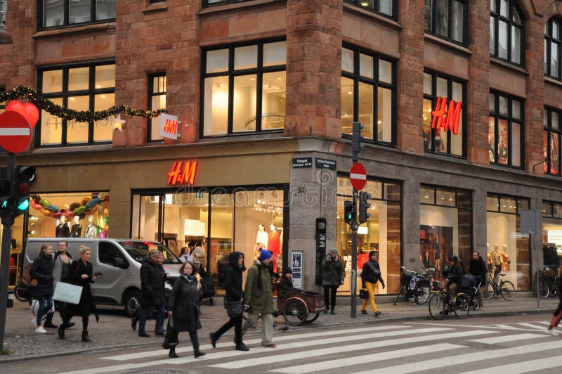 Σουηδικό λιανικό κατάστημα H&M στην Κοπεγχάγη Δανία στοκ φωτογραφίες Σουηδικό λιανικό κατάστημα H&M στην Κοπεγχάγη Δανία στοκ φωτογραφίες
