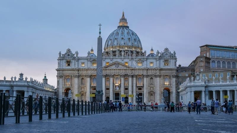 Σούρουπο στη βασιλική του ST Peter στην πόλη Βατικάνου στοκ εικόνα Σούρουπο στη βασιλική του ST Peter στην πόλη Βατικάνου στοκ εικόνα