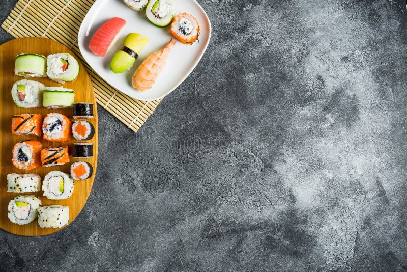 Σούσια, ρόλοι, ρύζι με τις γαρίδες στο σκοτεινό υπόβαθρο διάστημα αντιγράφων Επίπεδος βάλτε Τοπ όψη στοκ φωτογραφία με δικαίωμα ελεύθερης χρήσης