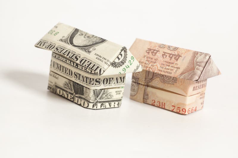 Σπίτι Origami φιαγμένο από 1 δολάριο και ινδικά τραπεζογραμμάτια ρουπίων στοκ φωτογραφίες Σπίτι Origami φιαγμένο από 1 δολάριο και ινδικά τραπεζογραμμάτια ρουπίων στοκ φωτογραφίες