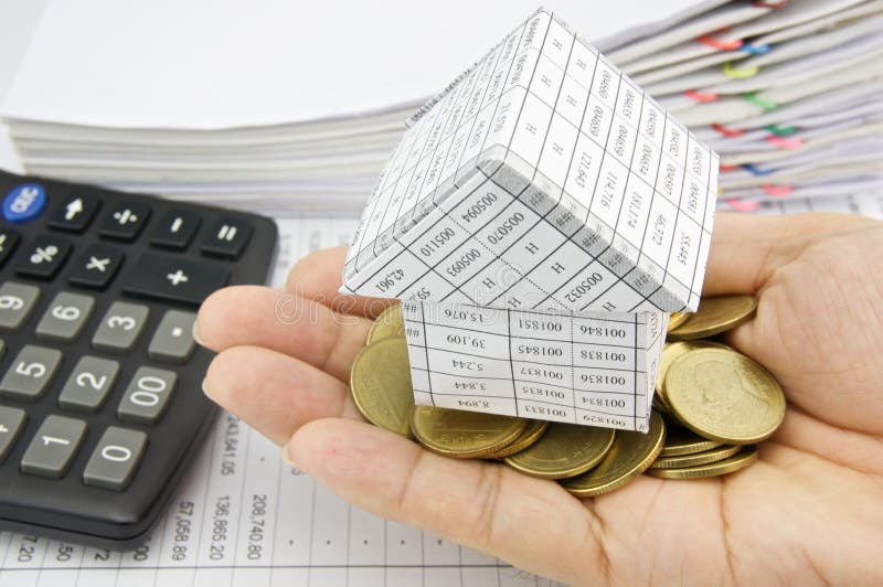 Σπίτι εκμετάλλευσης ατόμων στα χρυσά νομίσματα σωρών στοκ εικόνα