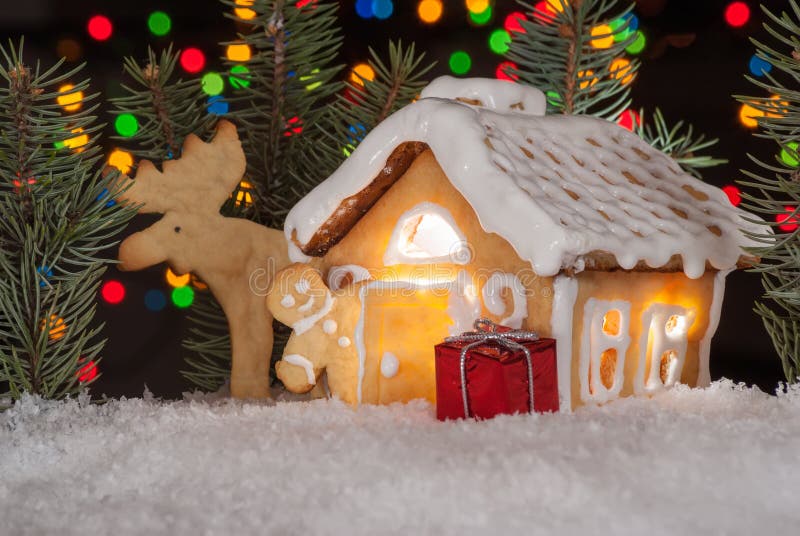 Σπίτι μελοψωμάτων με το άτομο, τις άλκες και τα χριστουγεννιάτικα δέντρα μελοψωμάτων