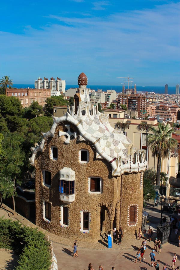 Σπίτι μελοψωμάτων στο πάρκο Guell στη Βαρκελώνη στοκ εικόνες με δικαίωμα ελεύθερης χρήσης Σπίτι μελοψωμάτων στο πάρκο Guell στη Βαρκελώνη στοκ εικόνες με δικαίωμα ελεύθερης χρήσης