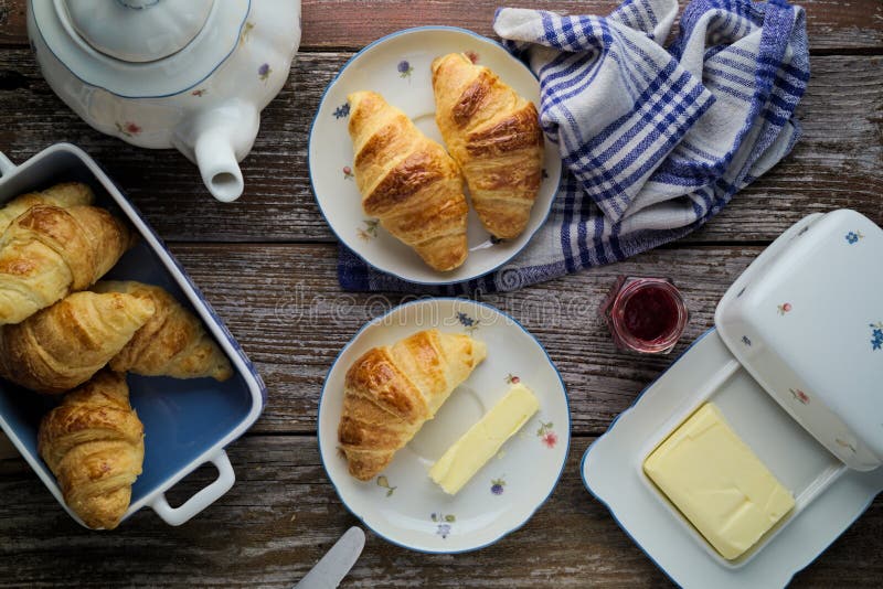 Σπίτι-ψημένο βούτυρο ζύμης ριπών croissants με τη μαρμελάδα στο rusti στοκ εικόνα Σπίτι-ψημένο βούτυρο ζύμης ριπών croissants με τη μαρμελάδα στο rusti στοκ εικόνα