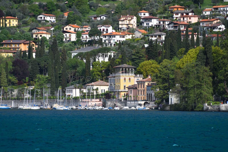 Σπίτια πολυτέλειας στη λίμνη Como στοκ εικόνες Σπίτια πολυτέλειας στη λίμνη Como στοκ εικόνες