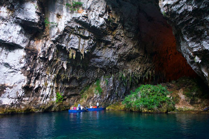 Σπηλιά λιμνών Melissani στο νησί Kefalonia Cephalonia στην Ελλάδα στοκ εικόνα με δικαίωμα ελεύθερης χρήσης Σπηλιά λιμνών Melissani στο νησί Kefalonia Cephalonia στην Ελλάδα στοκ εικόνα με δικαίωμα ελεύθερης χρήσης