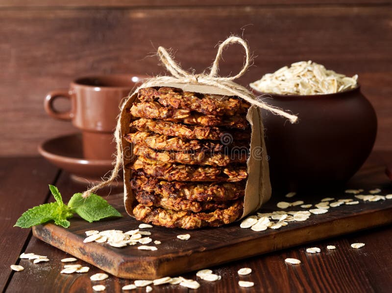 Σπιτικά oatmeal μπισκότα με την μπανάνα, τις βρώμες, τα καρύδια, τα αυγά και το αλεύρι ελεύθερες στον καφετή σκοτεινό ξύλινο πίνα στοκ εικόνα Σπιτικά oatmeal μπισκότα με την μπανάνα, τις βρώμες, τα καρύδια, τα αυγά και το αλεύρι ελεύθερες στον καφετή σκοτεινό ξύλινο πίνα στοκ εικόνα