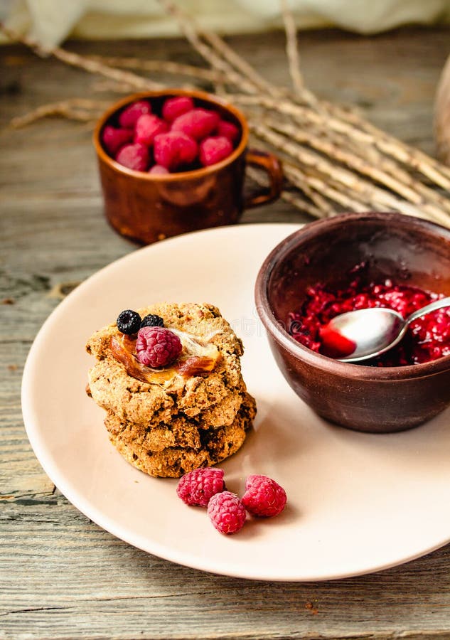 Σπιτικά oatmeal μπισκότα με την μπανάνα, τις βρώμες, τα καρύδια, τα αυγά και το αλεύρι ελεύθερες στον γκρίζο ξύλινο πίνακα, πλάγι στοκ εικόνα Σπιτικά oatmeal μπισκότα με την μπανάνα, τις βρώμες, τα καρύδια, τα αυγά και το αλεύρι ελεύθερες στον γκρίζο ξύλινο πίνακα, πλάγι στοκ εικόνα