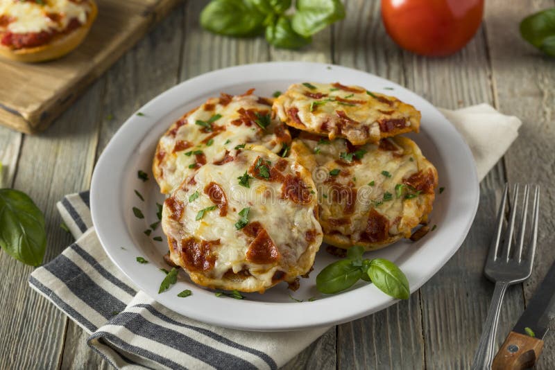Σπιτικά Pepperoni μίνι Bagels πιτσών στοκ φωτογραφία με δικαίωμα ελεύθερης χρήσης Σπιτικά Pepperoni μίνι Bagels πιτσών στοκ φωτογραφία με δικαίωμα ελεύθερης χρήσης