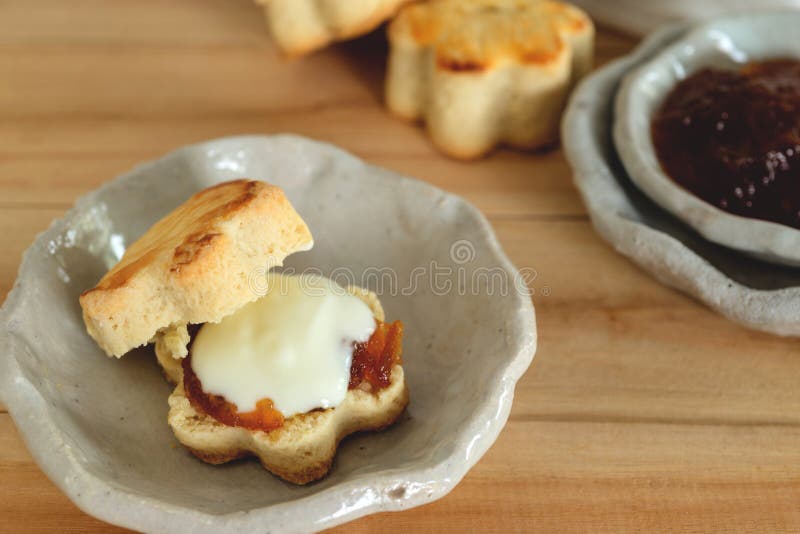 Σπιτικά βρετανικά scones με τη μαρμελάδα φρούτων στοκ φωτογραφία
