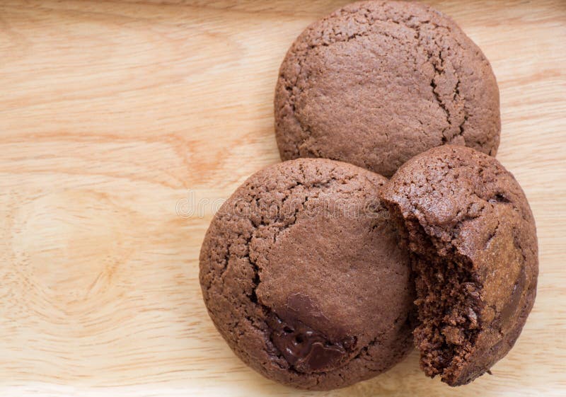 Σπιτικά μαλακά σκοτεινά brownie σοκολάτας μπισκότα που τοποθετούνται σε ένα ξύλινο πιάτο Κλείστε επάνω τα μπισκότα δαγκώνεται Φαν στοκ εικόνες Σπιτικά μαλακά σκοτεινά brownie σοκολάτας μπισκότα που τοποθετούνται σε ένα ξύλινο πιάτο Κλείστε επάνω τα μπισκότα δαγκώνεται Φαν στοκ εικόνες