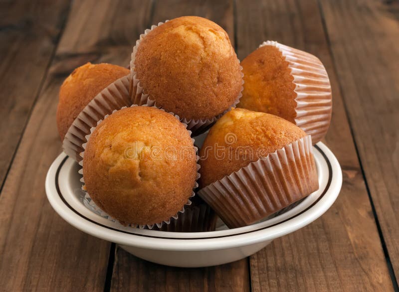 Σπιτικά χρυσά muffins στοκ φωτογραφία με δικαίωμα ελεύθερης χρήσης Σπιτικά χρυσά muffins στοκ φωτογραφία με δικαίωμα ελεύθερης χρήσης