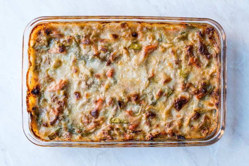 Σπιτικά ψημένα gratin/casserole λαχανικών με το τυρί στο κύπελλο γυαλιού στοκ φωτογραφία με δικαίωμα ελεύθερης χρήσης Σπιτικά ψημένα gratin/casserole λαχανικών με το τυρί στο κύπελλο γυαλιού στοκ φωτογραφία με δικαίωμα ελεύθερης χρήσης