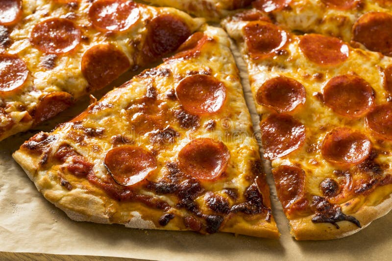Σπιτική λιπαρή Pepperoni πίτσα της Νέας Υόρκης στοκ φωτογραφία με δικαίωμα ελεύθερης χρήσης Σπιτική λιπαρή Pepperoni πίτσα της Νέας Υόρκης στοκ φωτογραφία με δικαίωμα ελεύθερης χρήσης
