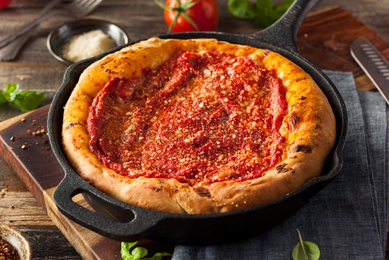 Σπιτική πίτσα του Σικάγου πιάτων Skillet βαθιά στοκ φωτογραφίες Σπιτική πίτσα του Σικάγου πιάτων Skillet βαθιά στοκ φωτογραφίες